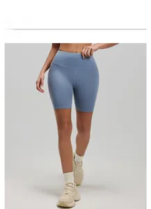 Short de yoga taille haute bleu gris avec tissu élastique et coupe galbante sur mannequin