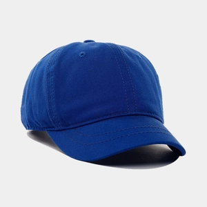 Dettaglio del berretto in cotone blu reale con trama in twill e cuciture sulla visiera