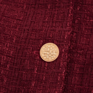 Elegantes dunkelrotes Tweed-Minikleid mit V-Ausschnitt und goldenen Zierknöpfen