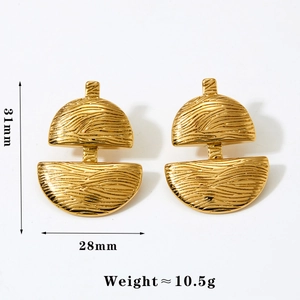 Vue détaillée de la texture ondulée et dimensions des boucles d'oreilles dorées en acier