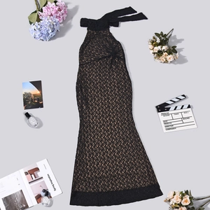 Détail d'une robe dos nu en dentelle noire avec doublure chair et motifs floraux fins