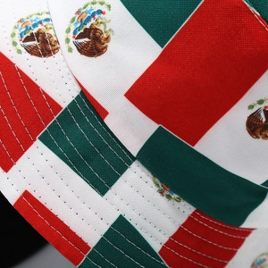 Dettaglio dell'emblema del Messico e doppie cuciture sul cappello a secchiello in tela