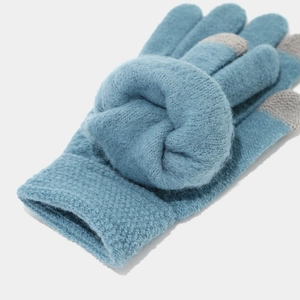 Nahaufnahme dicker blauer Strickhandschuhe mit Fleecefutter und Touchscreen-Funktion