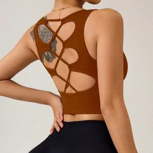 Détail du haut de yoga marron avec découpe en forme de cœur et bretelles croisées au dos