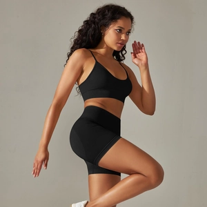 Detailansicht eines schwarzen, nahtlosen Sportsets aus V-Ausschnitt Weste und Yoga-Shorts