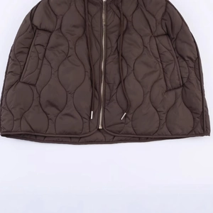 Veste à capuche matelassée marron foncé pour femme avec taille ajustée et surpiqûres
