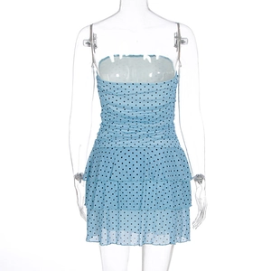 Détail de la robe bustier bleu clair à pois avec volants et design froncé dans le dos