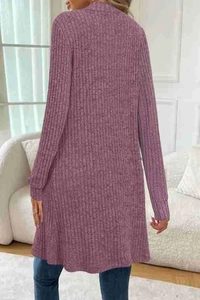 Detailansicht der vertikalen Rippstruktur an einem lila gestrickten Langarm-Cardigan