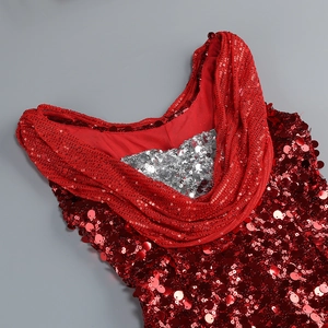 Détail de robe rouge à paillettes avec encolure argentée et texture de col drapé