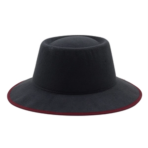 Μίνιμαλ γκρι μάλλινο καπέλο με επίπεδη κορυφή και μπορντό λεπτομέρεια στο χείλος