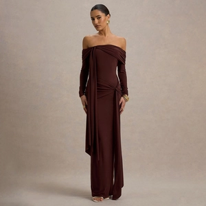 Détails du plissé élégant et du nœud sur la robe longue bustier marron de soirée chic