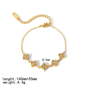 Détail d'un bracelet en acier doré 18k avec breloques carrées en zircon de 8,5 mm et logo