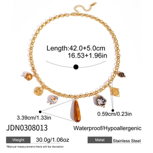 Détail du collier en acier inoxydable avec fleur en oeil de tigre et breloques