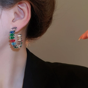 Detailansicht der farbigen Creolen mit Zirkonia-Schliff im Marquise-Stil am Model