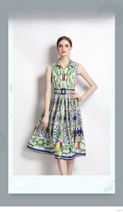 Détail d'une robe sans manches vintage avec imprimé floral et ceinture assortie
