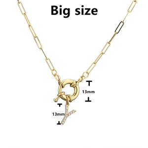 Détail macro du collier plaqué or 18k avec pendentif lettre Y en zircon de 13mm et fermoir