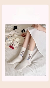Gros plan de chaussettes en coton avec broderie dessin animé et bords côtelés