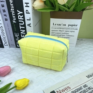 Gelbes Plüsch-Mäppchen mit blauem Reißverschluss und Steppmuster für Schreibwaren