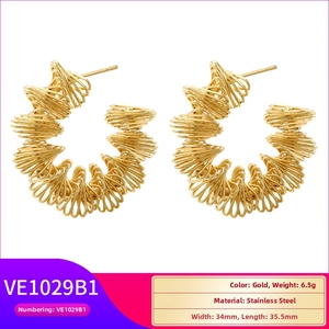Detail of twisted gold-plated hoop earrings with measurements 34mm by 35.5mm