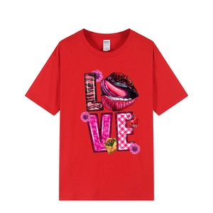 T-shirt classica in cotone rosso GILDAN con stampa artistica LOVE su sfondo neutro