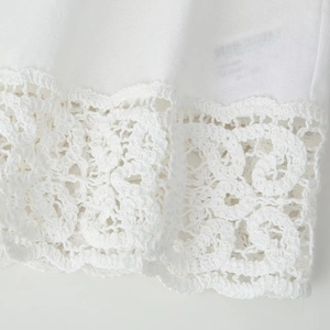 Chemisier blanc pour femmes avec bordure délicate en dentelle crochetée faite à la main