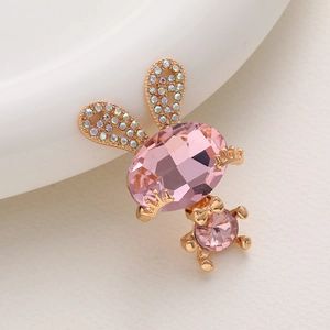 Ciondolo a forma di coniglio dorato con cristallo rosa sfaccettato e piccoli zirconi