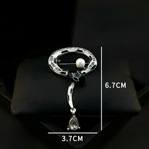 Detail of snake brooch with pearls and zircon, dimensions measuring 6.7cm by 3.7cm