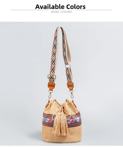 Détail d'un sac seau en paille fait main avec pompons et bandoulière de style bohème
