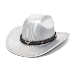 Détail du chapeau de cowboy argenté avec un ornement tête de taureau et rivets