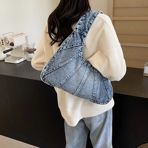 Sac à bandoulière tendance en jean bleu avec design plissé et grande capacité pour femme