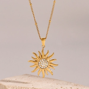 Vue détaillée d'un collier pendentif tournesol doré avec des strass étincelants