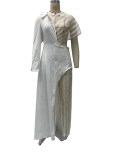 Détail de la robe en dentelle blanche asymétrique avec mesh rayé et coupe irrégulière