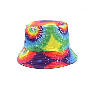 Dettaglio del motivo tie-dye arcobaleno sul cappello a secchiello in cotone