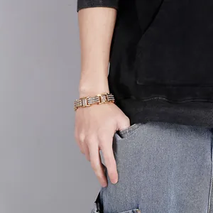 Gros plan d'un bracelet gourmette en or 18 carats avec diamants brillants pour hommes