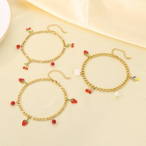 Ensemble de bracelets de cheville dorés avec pendentifs émaillés cerise et fraise
