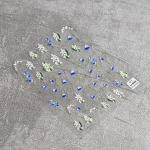 Adesivi per unghie mughetto con delicati disegni floreali blu e foglie verdi