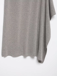 Détail de l'ourlet asymétrique de cette jupe midi en maille grise douce pour femmes