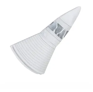 Détail d'un chapeau de soleil blanc plié montrant le tissu en maille respirante