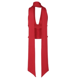 Détail du haut court dos nu rouge avec de longs rubans décoratifs sur fond blanc pur
