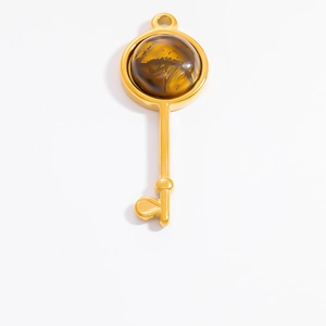 Detail eines 18k vergoldeten Schlüsselanhängers mit rundem braunem Tigerauge-Stein
