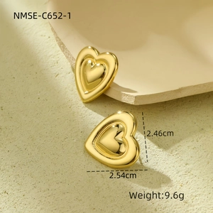 Macro view of gold heart stud earrings showing weight 9.6g and size 2.54cm