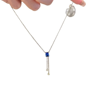 Collier avec perle baroque et pendentif en pierre bleue carrée sur une chaîne argentée