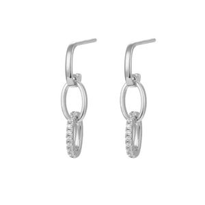 Détail des boucles d'oreilles pendantes en argent S925 avec anneaux entrelacés et zircons