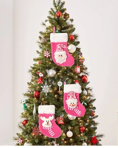 Détail de chaussettes de Noël roses avec Père Noël, bonhomme de neige et renne sur sapin