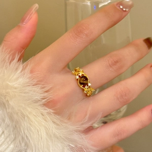 Detail von 18K vergoldetem Ring mit braunem Edelstein und weißen Zirkonia-Akzenten
