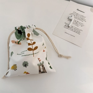 Detalle de bolsa de lona con cordón con diseño de castillo forestal y cuerda de algodón suave