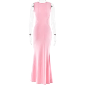 Détail d'une robe longue rose sans manches avec dos nu en U et coupe ajustée moulante