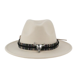 Dettaglio della fascia etnica e del teschio di toro argentato su cappello fedora