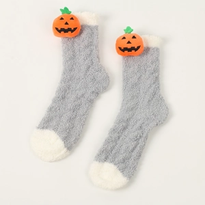 Detailansicht grauer Plüschsocken aus Korallenvlies mit 3D Kürbis Halloween-Dekor