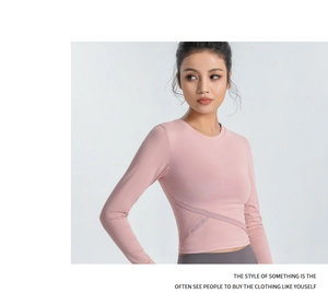 Détail du haut de yoga rose à manches longues avec design croisé à la taille et tissu élastique